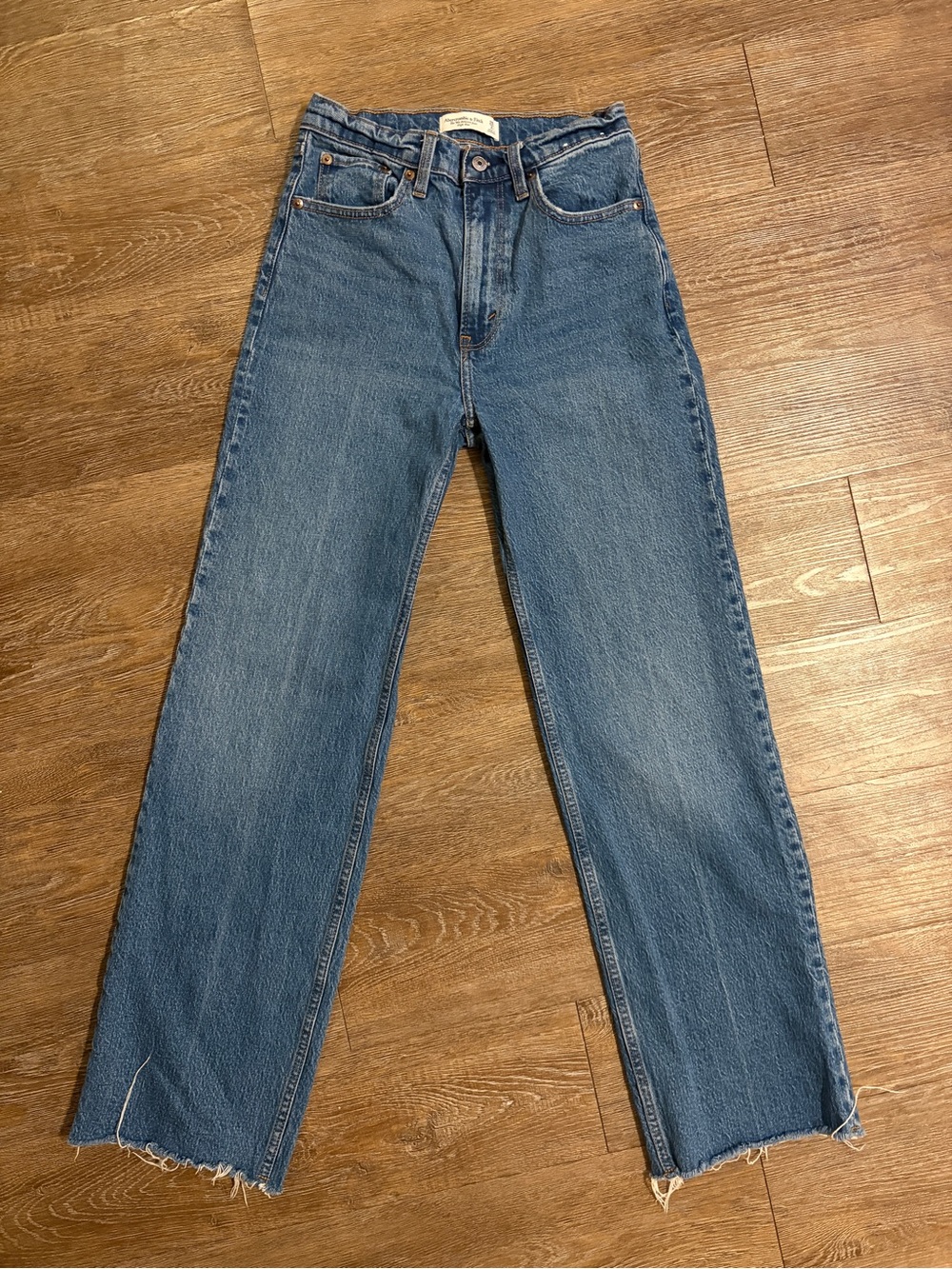 Abercrombie & Fitch High-Rise 90s Relaxed Jean in Medium Blue